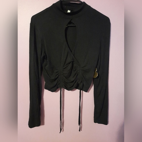 Long sleeve ruched crop with keyhole front - Picture 1 of 2